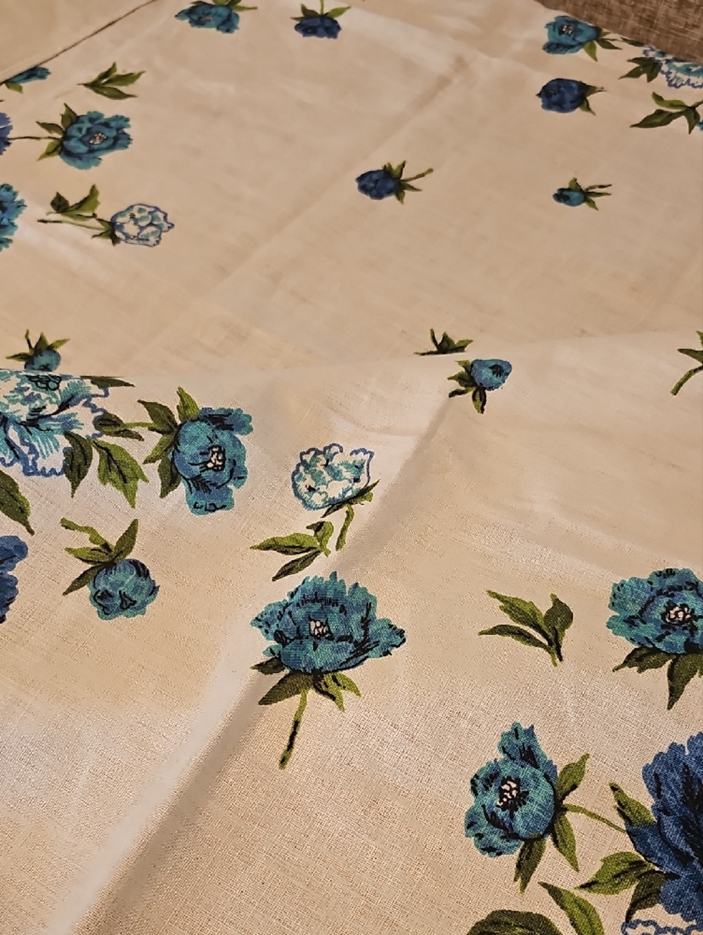 Mcm Floral Tablecloth - Classic Linen-Style Dining Accent - Picture 7 of 7